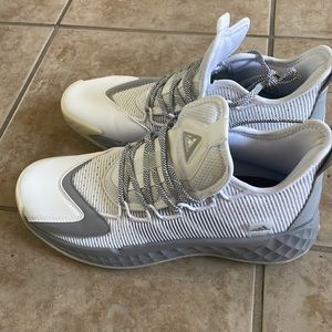 Like new! Pro boost low mens basketball shoes